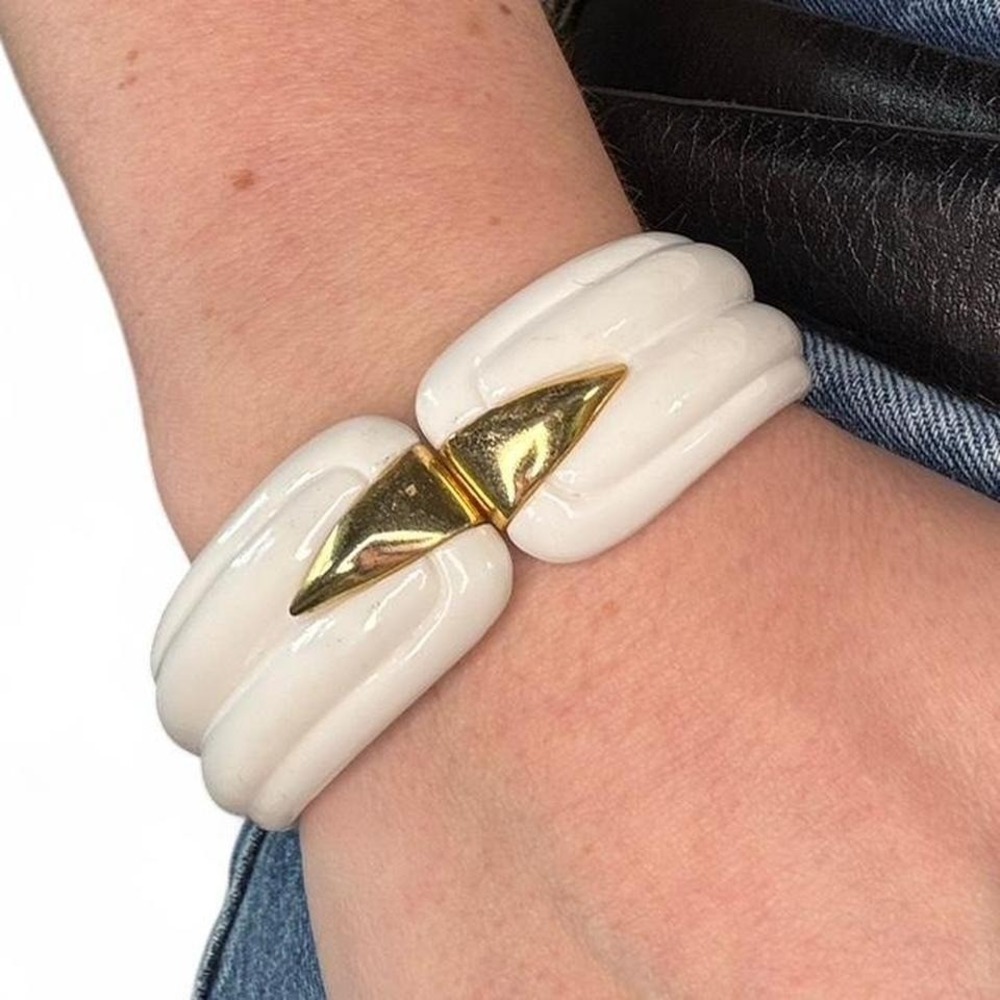 RETRO 60's WHITE & GOLD HINGED CLAMSHELL VINTAGE BANGLE - Picture 6 of 6